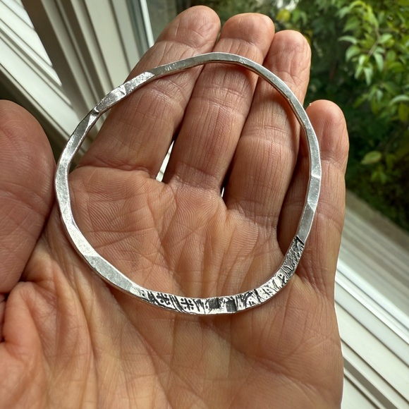 Asymmetrical handmade hammered silver bracelet. - Picture 3 of 7